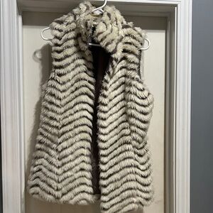 Chic Faux Fur Vest in Cream and Gray